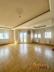 Troetažni stan sa garažom u širem centru Novog Sada – retka ponuda