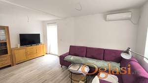 Trosoban stan na Panteleju sa dvorištem i parkingom