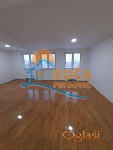 Izdaje se nenamešten troiposoban stan kao poslovni prostor, preko puta Lutkarskog pozorišta, Dušanova 80m2