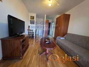 Nameštena garsonjera u novijoj zgradi!