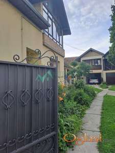 Prostrana porodična kuća u centru  Futoga sa lepim dvorištem i dve garaže 