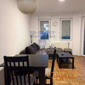 Izdaje se lepo uređen jednoiposoban stan površine 39m² na Bulevaru patrijarha Pavla, smešten na 4. spratu zgrade sa liftom.
