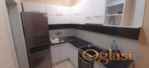 Odlican stan sa parkingom