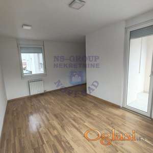 Izdaje se dvosoban stan površine 44 m², smešten na prvom spratu.