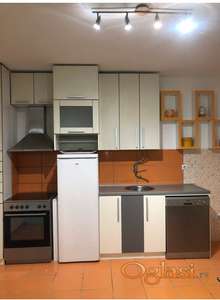 Izdaje se kompletno renoviran komforan dvosoban stan na prvom spratu sa dve terase.