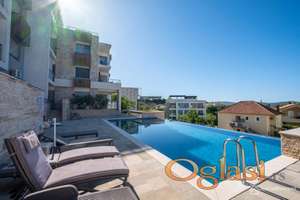 Dvosoban stan s panoramskim pogledom na more i velikom terasom u Tivtu