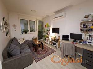 NAMESTEN JEDNOIPOSOBAN STAN U CENTRU