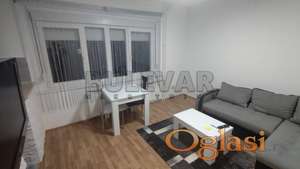 Izdaje se dvosoban stan u centru, 74m2, na trećem spratu