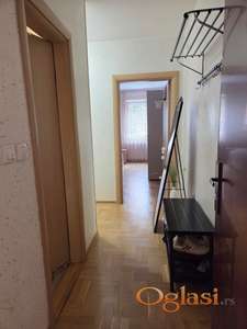 Izdaje se komforan, namešten dvosoban stan – Nova Detelinara, 52 m², parking