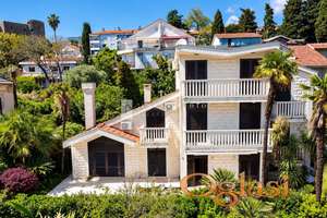 Istorijska vila sa bazenom na Savini, Herceg Novi – 416 m²