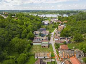 Plac u Banoštoru sa kučom u sivoj fazi