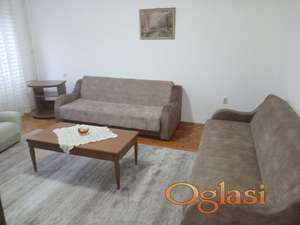 Jednodoban namešten stan 37 m2 na extra lokaciji klima, veš mašna,blizija fakulteta, promenade, pijace, centra, parka, keja. Cena 300 eur + depozit. Tel. 063 540309 Bukovački