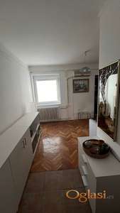 Izdaje se jednoiposoban stan u centru u Šafarikovoj ulici