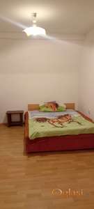 Izdajem namestenu sobu 20m2 + 5m2 balkona za 1 studenta ili zaposlenog momka. Cena 200 eur sa svim troškovim. Plaćenje na dan useljenja, bez depozita. Upotreba: spratno kupatilo sa veš mašinom, mini kuhinja, brzi Wi-Fi. Plaćanje na dan useljenjenja, bez depozita.