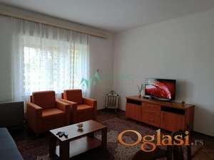 Prostran trosoban stan sa parkingom – 70m²