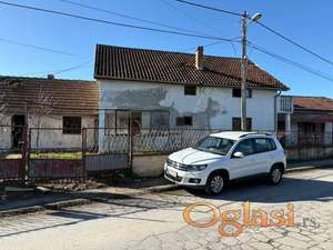 Kuća sa pomoćnim objektima i lokalom na placu od 300m2