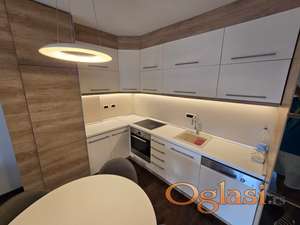 LUX DVOSOBAN STAN SA PARKINGOM U DVORIŠTU ZA STANARE , BULEVAR EVROPE