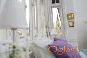 Salonski stan sa pogledom na katedralu