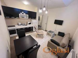 Izdaje se lepo namešten jednoiposoban stan na Grbavici, površine 31 m², smešten u suterenu.