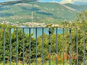 Luštica — Dvoetažni stan na obali mora