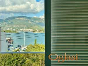 Luštica — Dvoetažni stan na obali mora