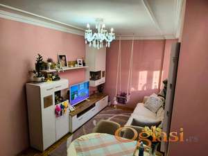 RENOVIRAN DVOSOBAN STAN BLIZU ŽEL.STANICE, ULICA OMLADINSKOG POKRETA! UKNJIŽEN !