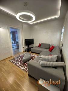 Veoma lep trosoban stan na trećem spratu zgrade.