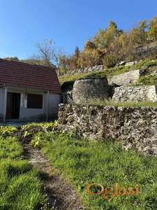 Kuća u Cetinju s placem od 898 m2 – legalno. Povoljno.