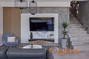 Na izdavanje je prelepa, moderna spratna vila od 200 m² koja pruža vrhunski komfor i privatnost.