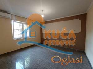 Izdaje se poslovni prostor u centru grada, 70m2