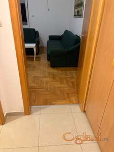 Izdajem garsonjeru na ekstra lokaciji blizu keja i centra