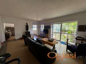 Spratna kuća u centru Sremske Kamenice