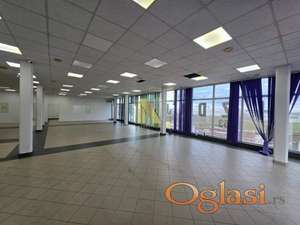 Izdaje se poslovna zgrada u tri etaže na Sajlovu - Više parking mesta