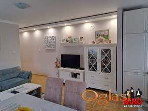 Prodaje se kompletno namešten stan sa obezbedjenim parking mestom u dvorištu zgrade u mirnom porodicnom kraju. Kvalitetn