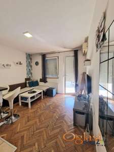 KOMPLETNO NAMEŠTENA GARSONJERA - NOVA DETELINARA