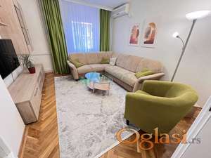 Izdaje se prostran i svetao dvosoban stan 62m2, potpuno opremljen 