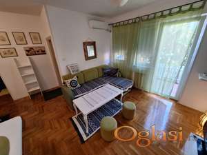 PODBARA IZDAJE SE JEDNOIPOSOBAN NAMEŠTEN STAN SA LIČNIM VRTOM I PARKING MESTOM