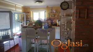 Prelepo gazdinstvo u centru Vrdnika, uknjiženo 1/1 na vlasnika.