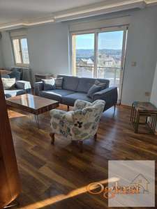 Trosoban stan površine 66 m², funkcionalnog rasporeda i savremeno opremljen