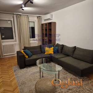 Izdaje se odličan troiposoban stan na Novom Naselju, površine 66m², smešten na trećem spratu, potpuno renoviran pre dve godine i odmah useljiv.