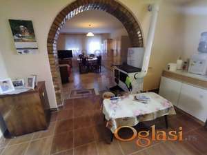 Nova kuća u Gložanu. Bašta i pomoćne prostorije.