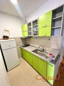 Na prodaju – Renoviran stan sa terasom, 38 m² + 5 m², zgrada sa liftom