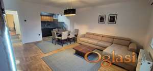 PODBARA IZDAJE SE TROSOBAN MODERNO OPREMLJEN STAN SA GARAŽOM