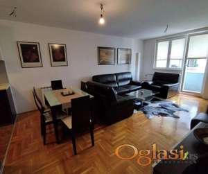  LEPO NAMEŠTEN DVOSOBAN STAN SA PARKING MESTOM - CENTAR