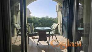 Jednosoban stan s dvorištem - pored hotela Petrovac