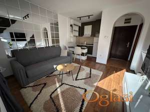 Tek renovirana garsonjera sa parkingom!