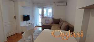 Dvosoban stan na traženoj lokaciji Socijalno u neposrednoj blizini centra.