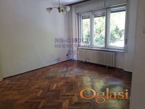 Izdaje se lep, polunamešten, dvosoban stan na Keju