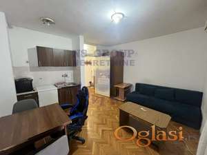Izdaje se funkcionalna garsonjera površine 23 m², smeštena na odličnoj lokaciji u centru grada.