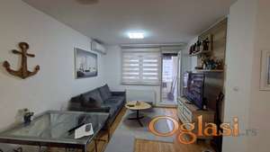 Podbara. Kompletno namešten, garažno mesto u ceni. Dvoiposoban uknjižen bez tereta.